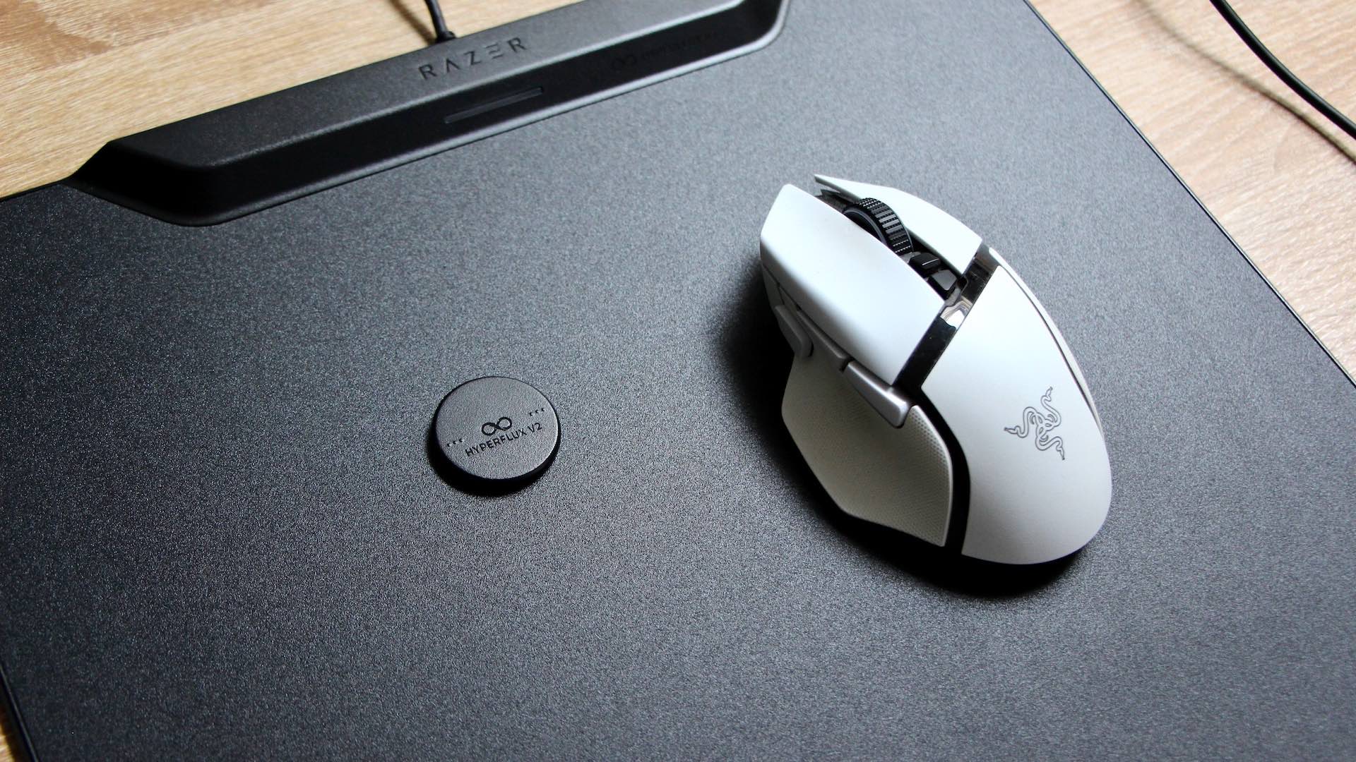 razer-hyperflux-v2-wireless-charging-system-souris-basilisk