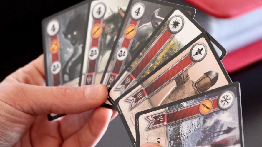 gwent-le-jeu-cartes-legendaire-main-joueur
