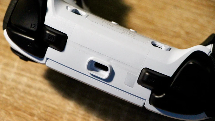 razer-raiju-v3-pro-port-usb-filaire