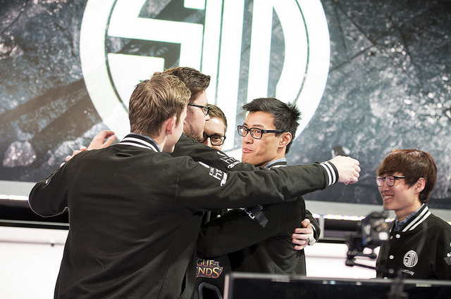 dyrus_hug