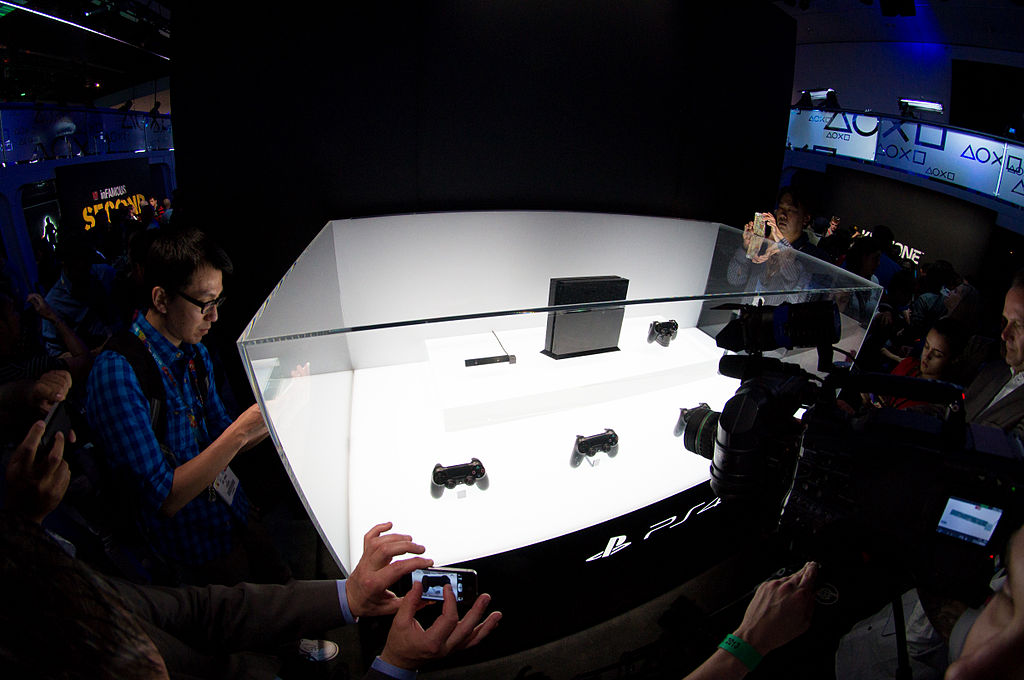 1024px-The_PlayStation_4._(9021900367)