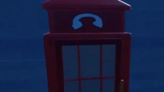 Entrer dans une cabine téléphonique ou dans des toilettes mobiles pour devenir le plus super des super-héros, défi Deadpool