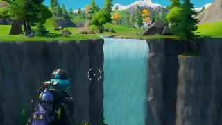 Plonger au-dessus de la cascade de la gorge grandiose en portant la tenue Aquaman