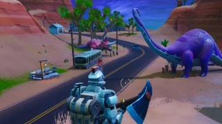 Visiter la tête Durrr Burger portant la marque du Nomade, un dinosaure et une tête de pierre, Défi Road Trip, Saison 10