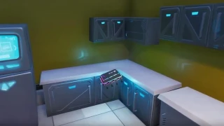 Fortnite : Défi Décryptage, puce 43 : Porter l'accessoire de dos Cape banane à l'intérieur d'un stand de bananes