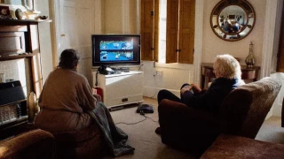 Un couple de parents joue à Mario Kart pour savoir qui préparera le thé