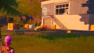 Se cacher dans un carton trompeur à l'usine des boîtes, Mission Aventure de Skye