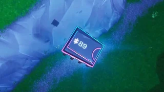 Fortnite : Défi Décryptage, puce 89 : Traverser les anneaux à l'est de Snobby Shores avec le planeur Agresseur écarlate