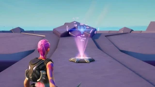 Utiliser une dalle holographique extraterrestre au sommet de l'ovni festif, défis Rift Tour