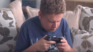 Toby Ott, fan de jeux vidéo, a vu le jour sans yeux !