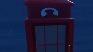 Se déguiser à l'intérieur d'une cabine téléphonique, mission Briefing de Brutus