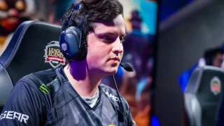 sOAZ, le toplaner de Fnatic, absent des Playoffs en raison d'une blessure au bras !
