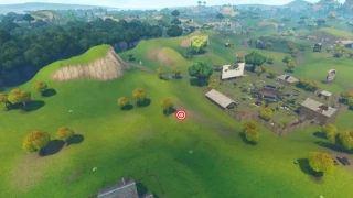 Fortnite : Défi semaine 2 : Chercher entre un épouvantail, un bolide rose et un grand écran