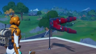 Faire un salut devant le pantalon de Deadpool