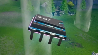 Fortnite : Défi Décryptage, puce 67 : Traverser les anneaux sous la plateforme aérienne la plus au sud avec le planeur Riposteur