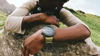 COROS et SATISFY dévoilent une édition limitée de l'APEX 4 dédiée au trail